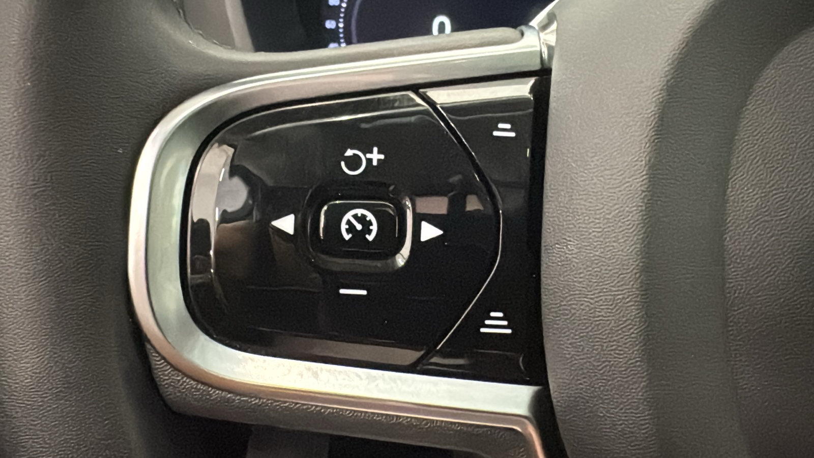 Used 2024 Volvo XC60 B5 Plus w/ Protection Package Premier AWD/4WD image 13