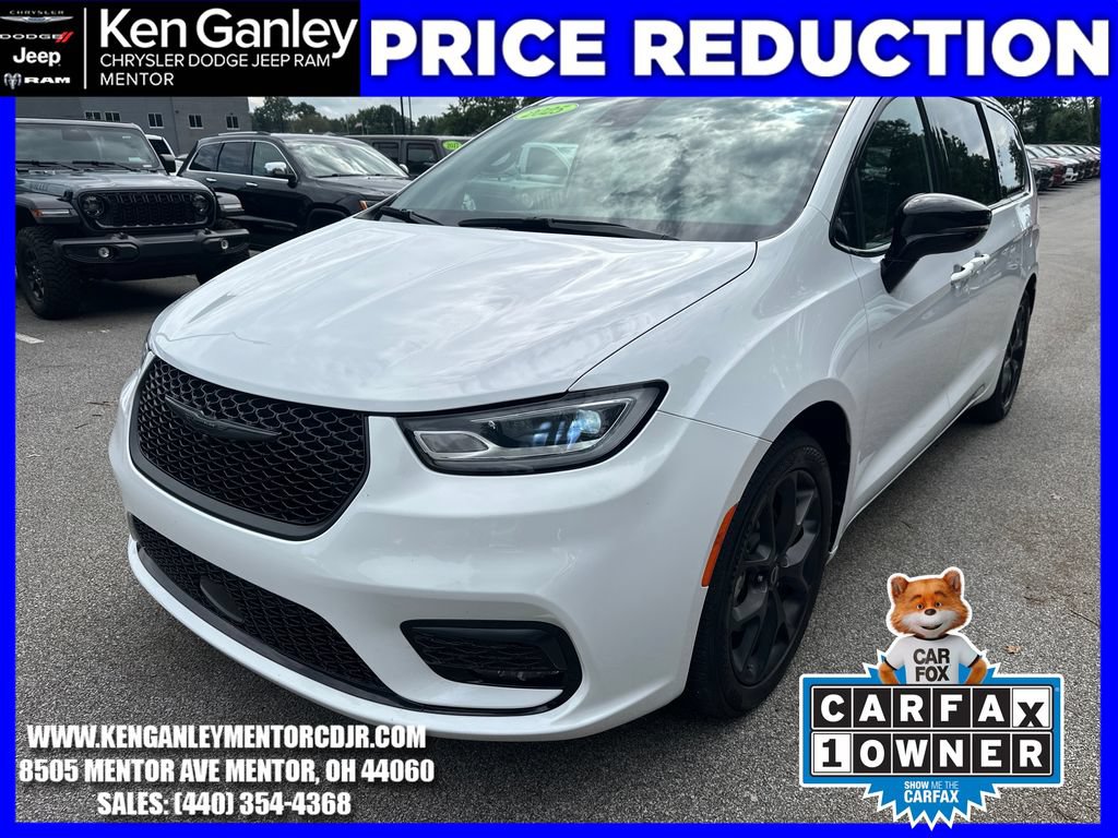 Certified 2025 Chrysler Pacifica Limited FWD image 3