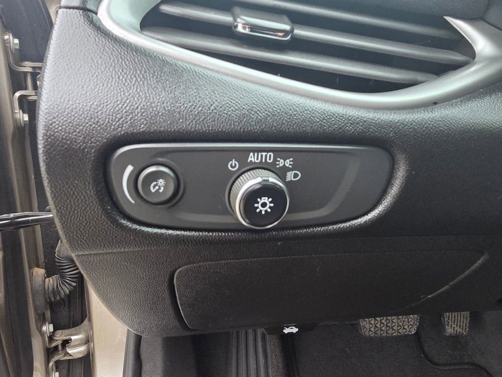 Used 2022 Chevrolet Malibu LT image 12