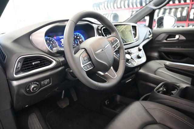Used 2025 Chrysler Pacifica Select FWD image 23