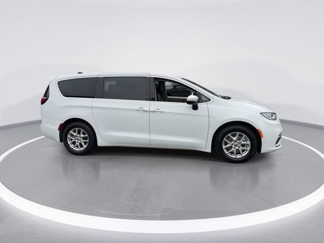 Used 2023 Chrysler Pacifica Touring-L FWD image 9