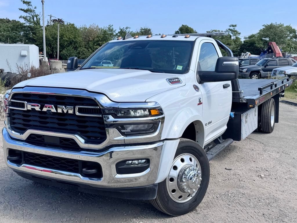 Used 2025 RAM 5500 2WD Regular Cab image 3