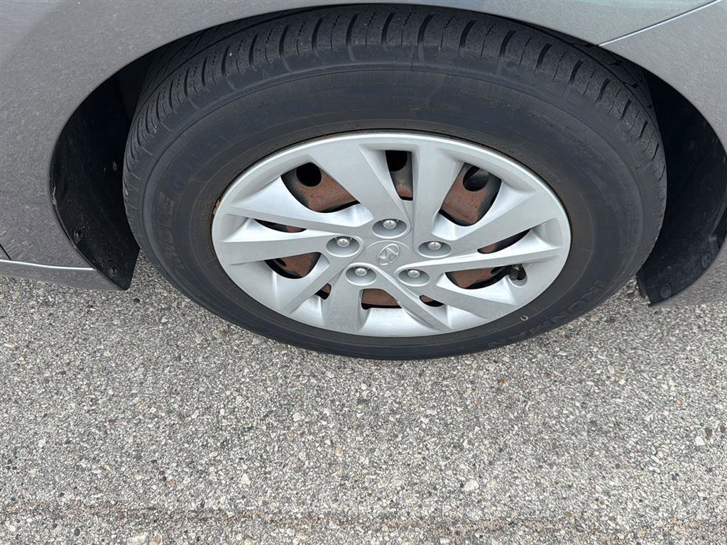Used 2020 Hyundai Elantra SE w/ Cargo Package (C1) FWD image 2
