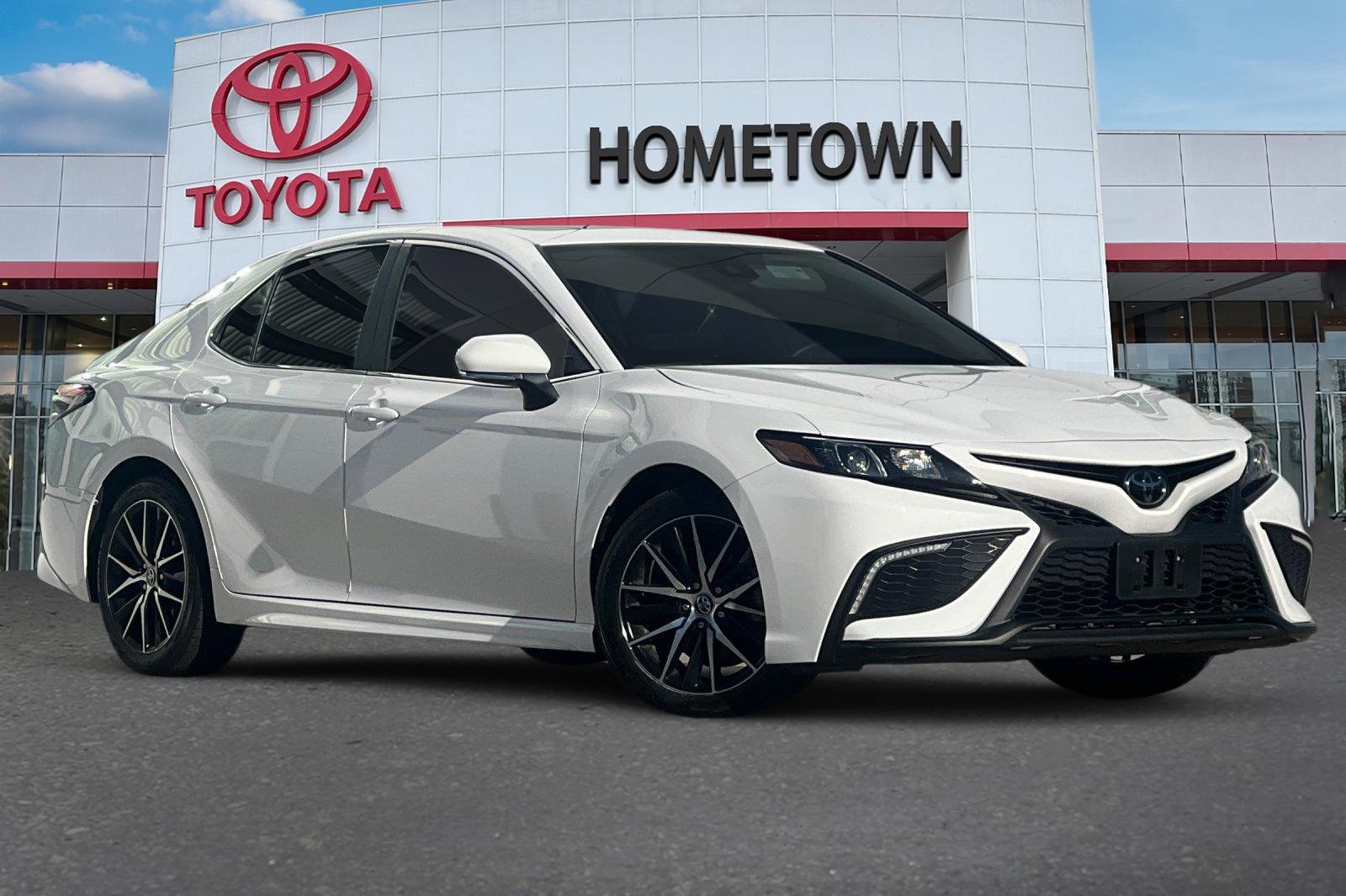 Used 2023 Toyota Camry SE image 2