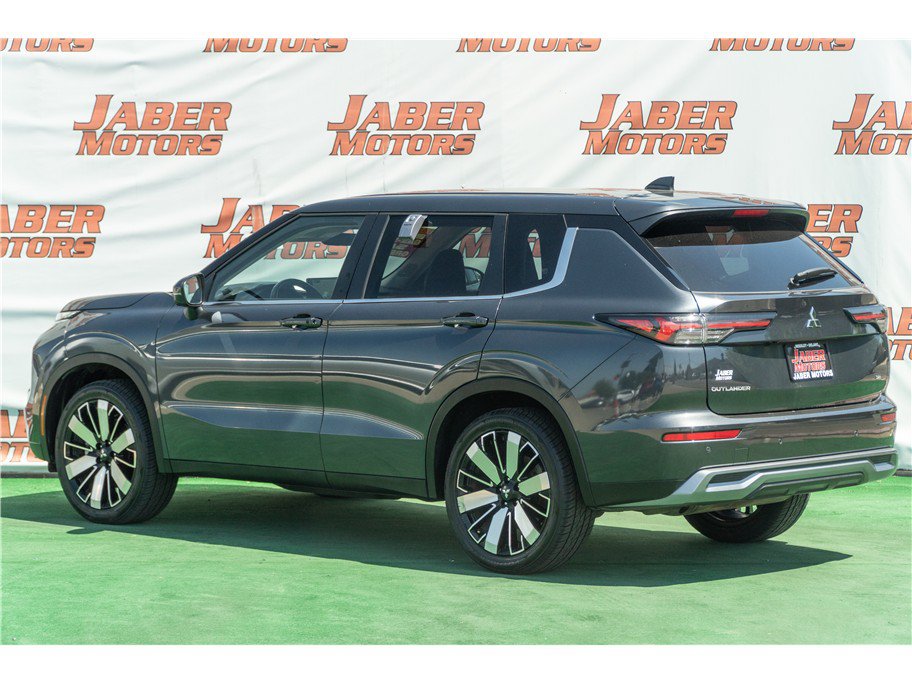 Used 2025 Mitsubishi Outlander AWD image 3