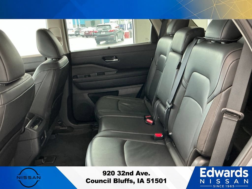 Used 2025 Nissan Pathfinder SL AWD/4WD image 17
