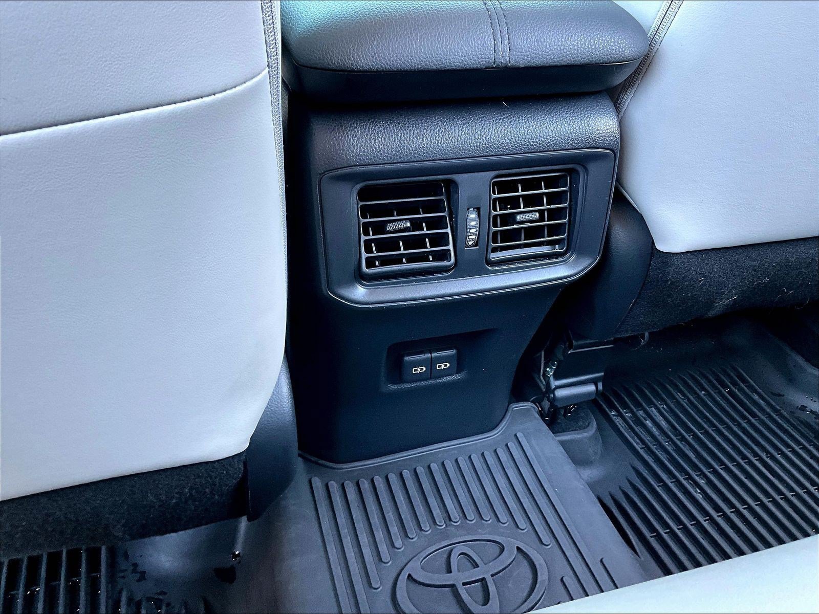 Used 2022 Toyota RAV4 Limited AWD/4WD image 10