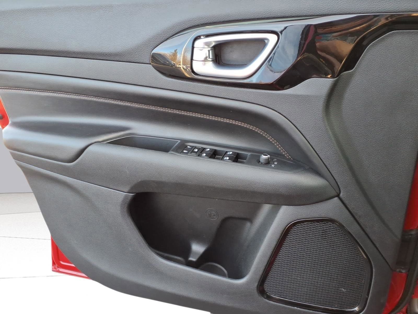 Used 2023 Jeep Compass Limited image 18