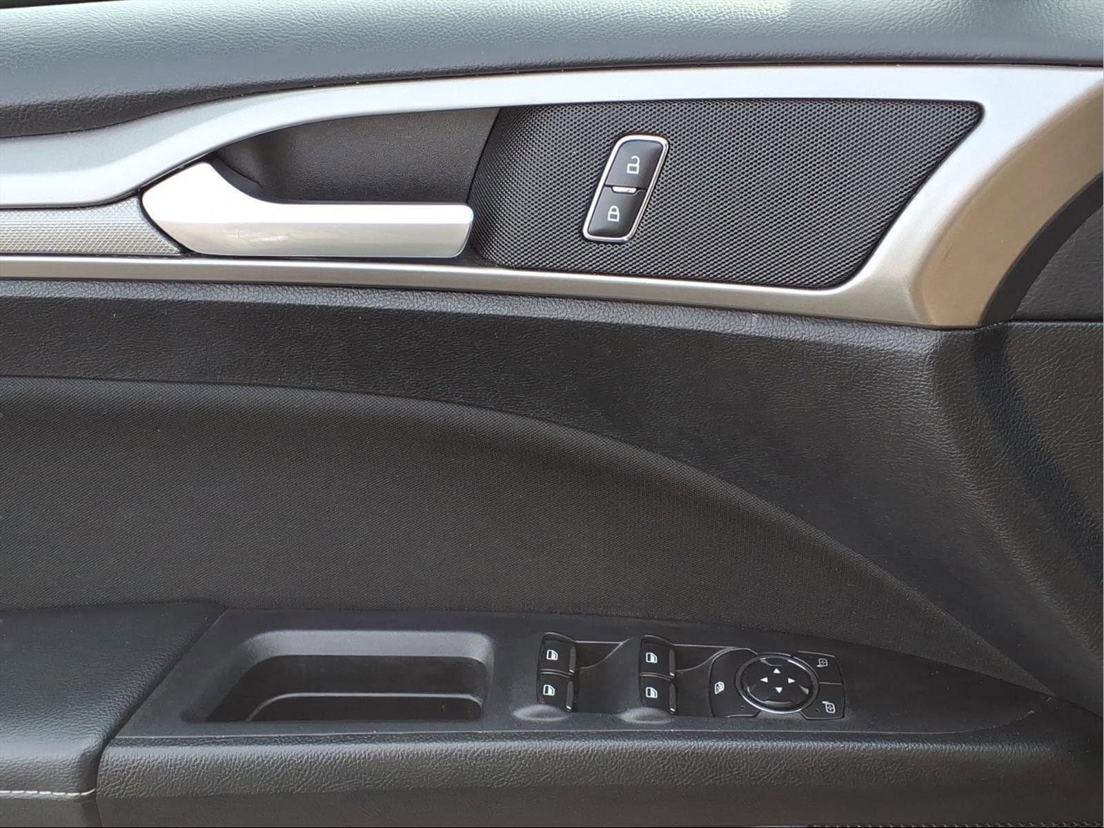 Used 2018 Ford Fusion SE w/ Fusion SE Technology Package image 16