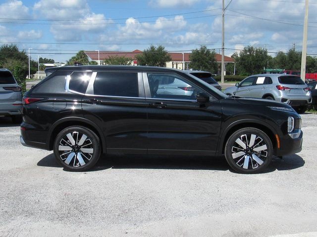 New 2025 Mitsubishi Outlander SE image 2