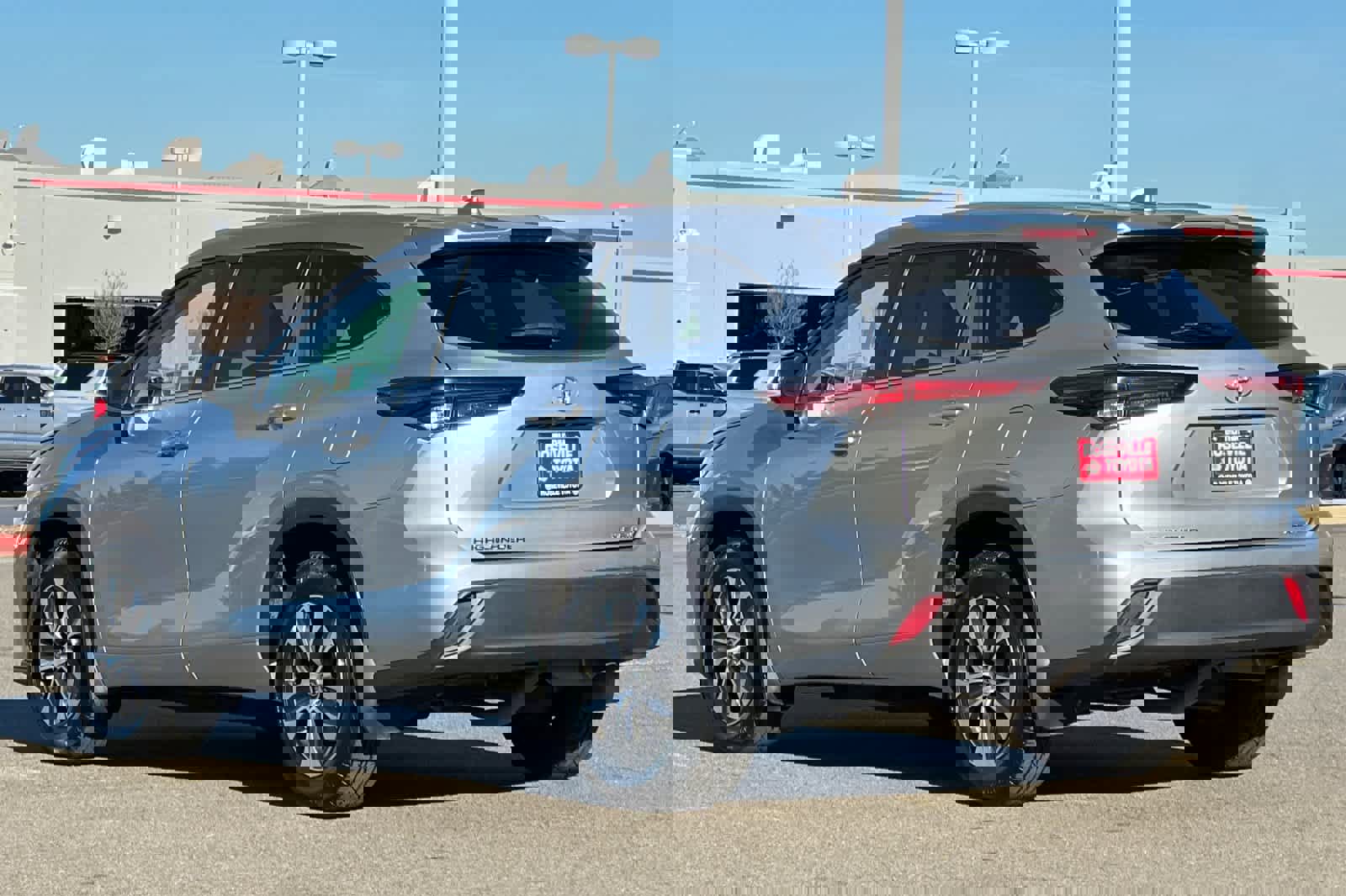 Used 2023 Toyota Highlander XLE image 7