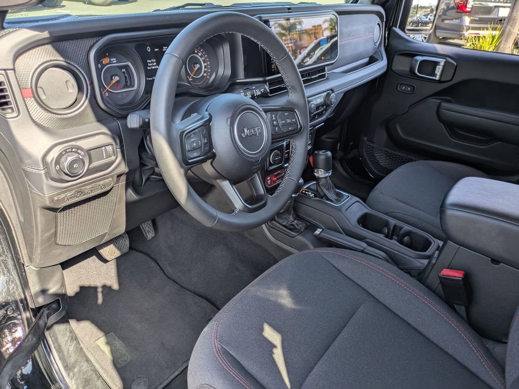 Used 2025 Jeep Wrangler Unlimited Rubicon AWD/4WD image 17