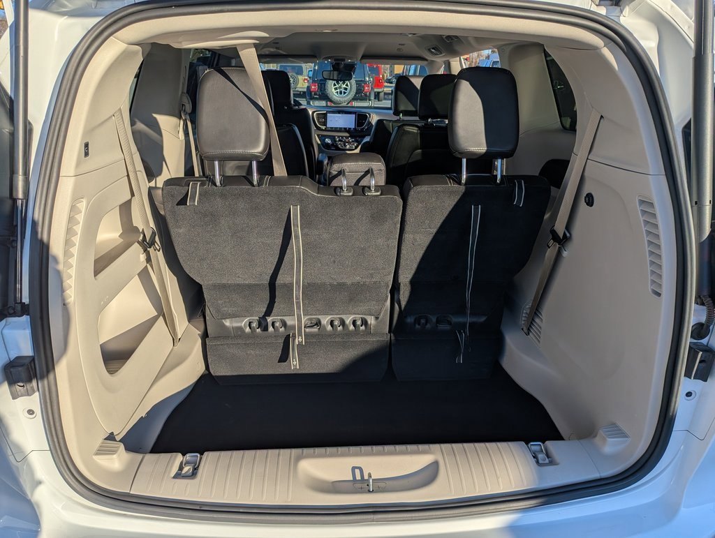 Used 2024 Chrysler Pacifica Touring-L image 17