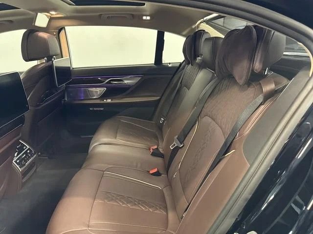 Used 2018 BMW 750i RWD image 19