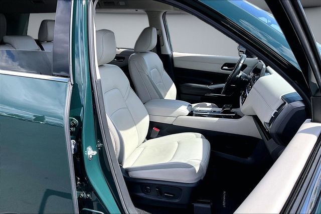Certified 2025 Nissan Pathfinder SL FWD image 29