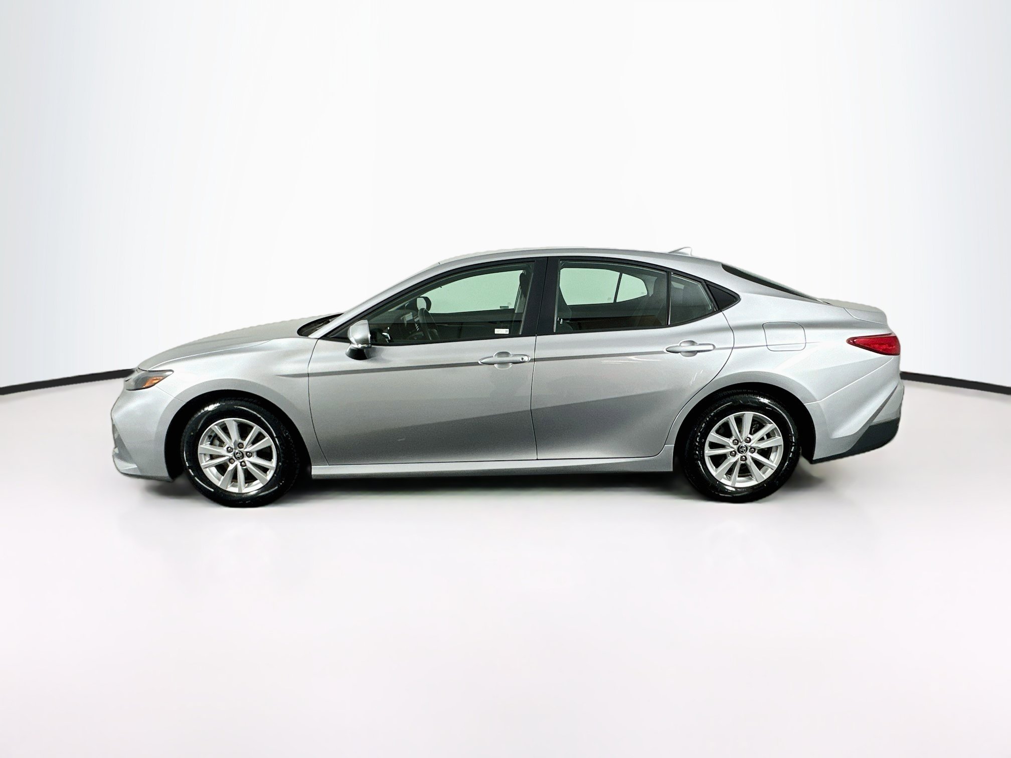 Used 2025 Toyota Camry LE FWD image 4
