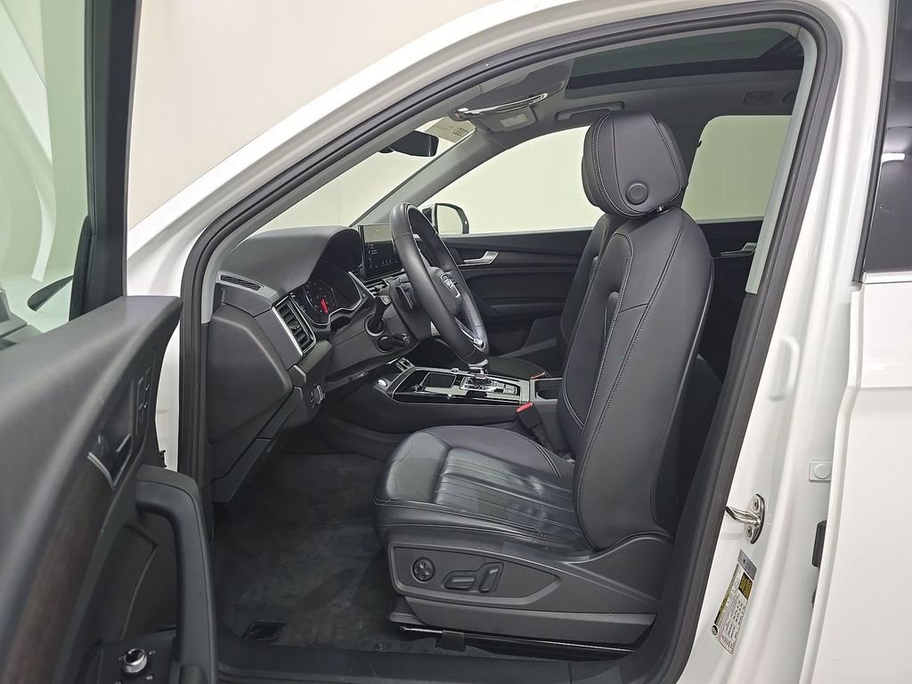 Used 2023 Audi Q5 2.0T Premium w/ Convenience Package image 4