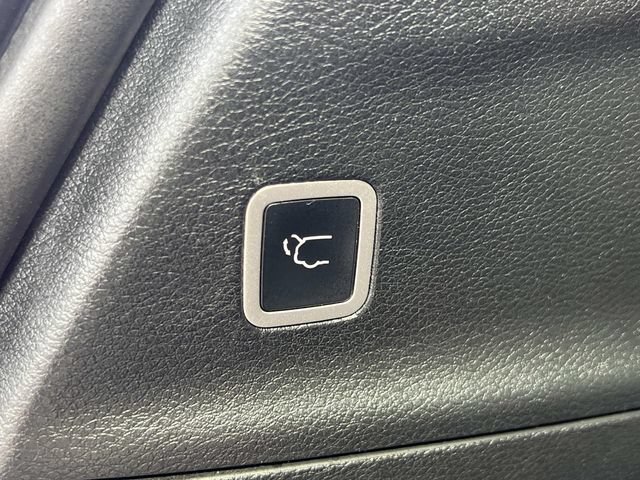 Used 2023 Chrysler Pacifica Limited w/ Uconnect Theater Family Group FWD image 12