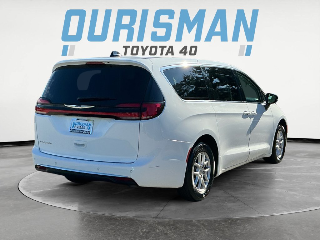 Used 2024 Chrysler Pacifica Touring-L FWD image 7