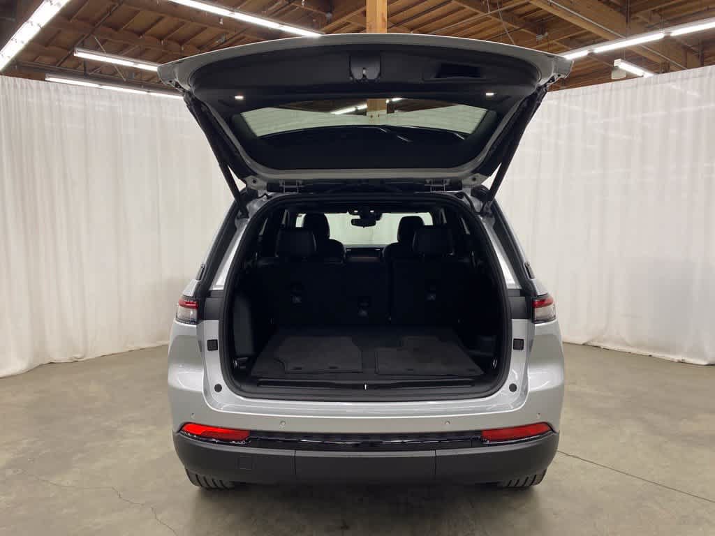 Used 2023 Jeep Grand Cherokee Altitude AWD/4WD image 29