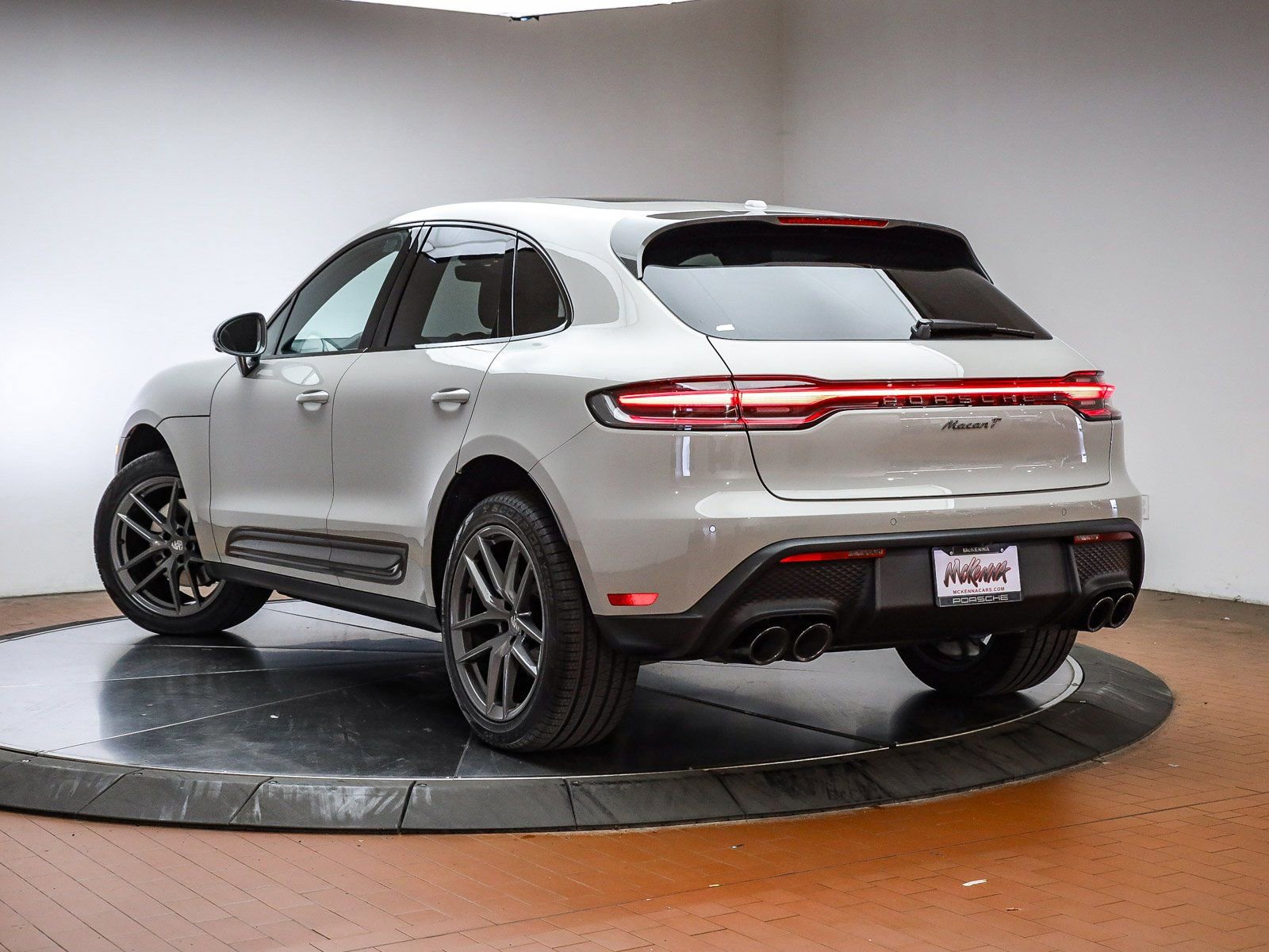 Certified 2025 Porsche Macan Turbo image 3