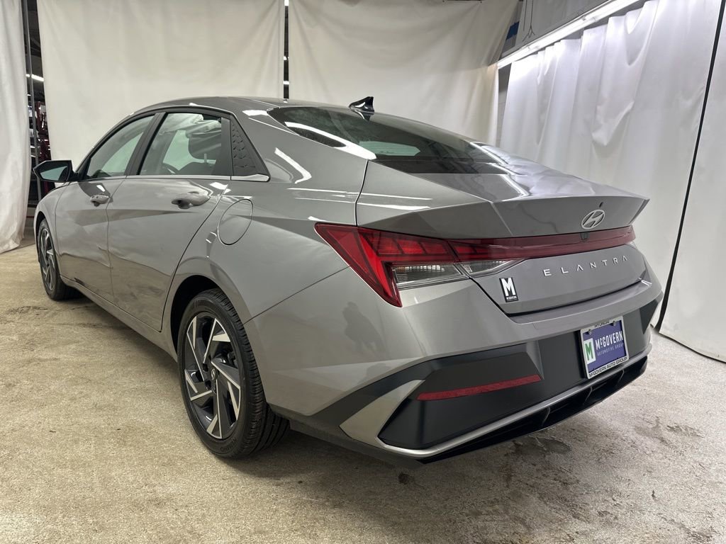 Used 2025 Hyundai Elantra SEL image 3