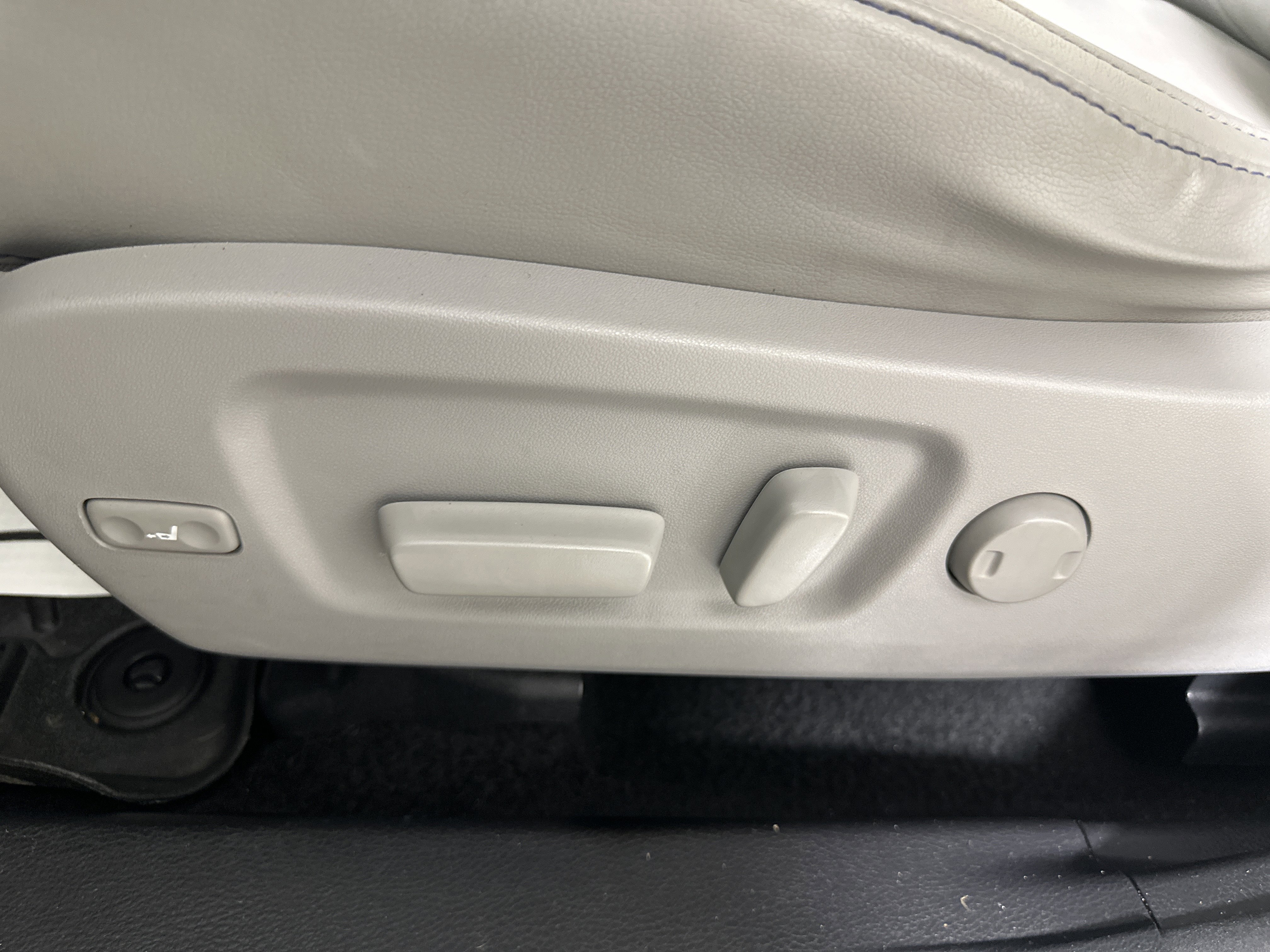 Used 2017 Toyota Highlander AWD V6 image 10