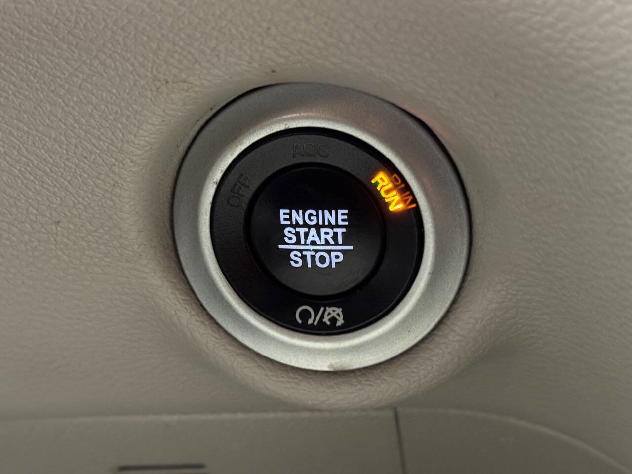 Used 2018 Chrysler Pacifica Touring-L FWD image 28