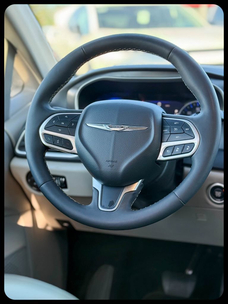 Used 2024 Chrysler Pacifica Touring-L image 35
