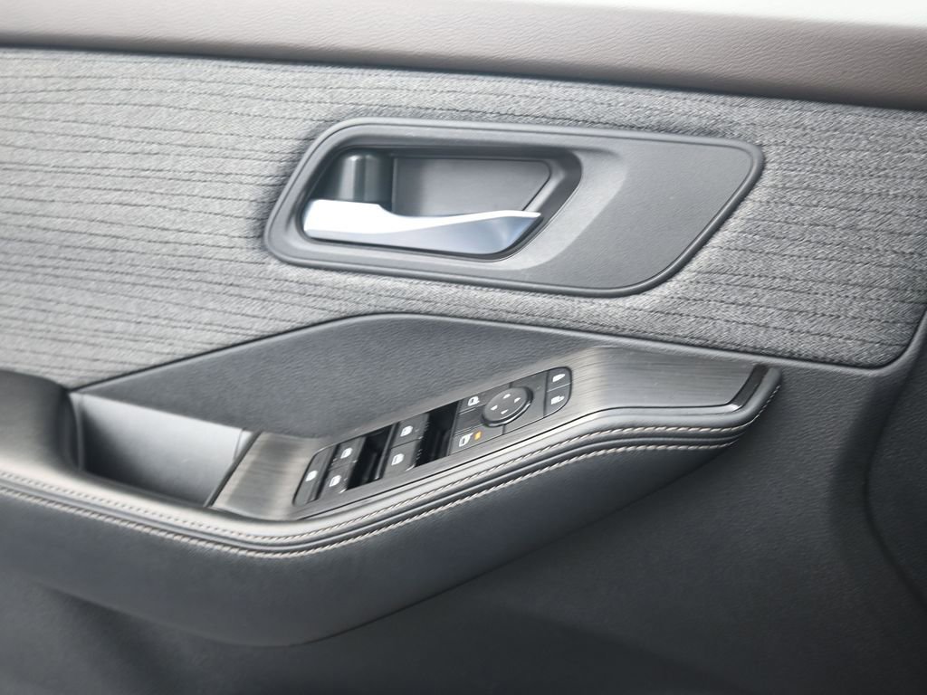 Used 2023 Nissan Rogue SV image 13