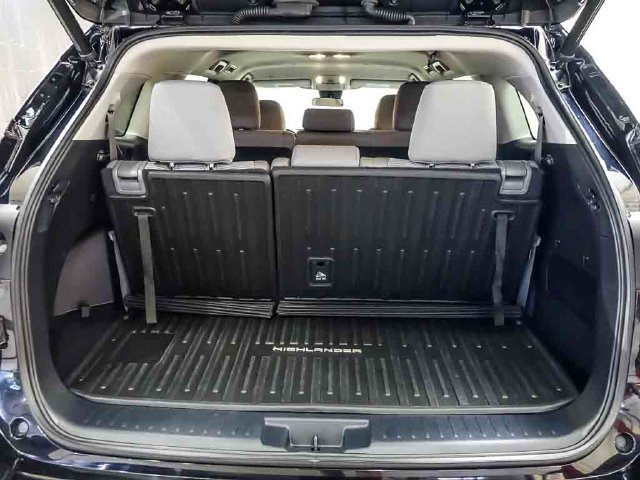 Used 2022 Toyota Highlander LE AWD/4WD image 23