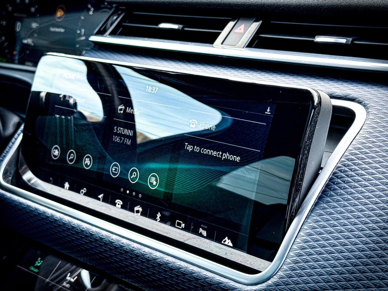 Used 2018 Land Rover Range Rover Velar R-Dynamic SE image 28