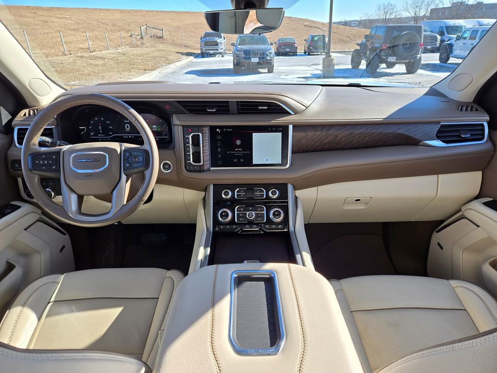 Used 2022 GMC Yukon XL Denali w/ Denali Premium Package image 17