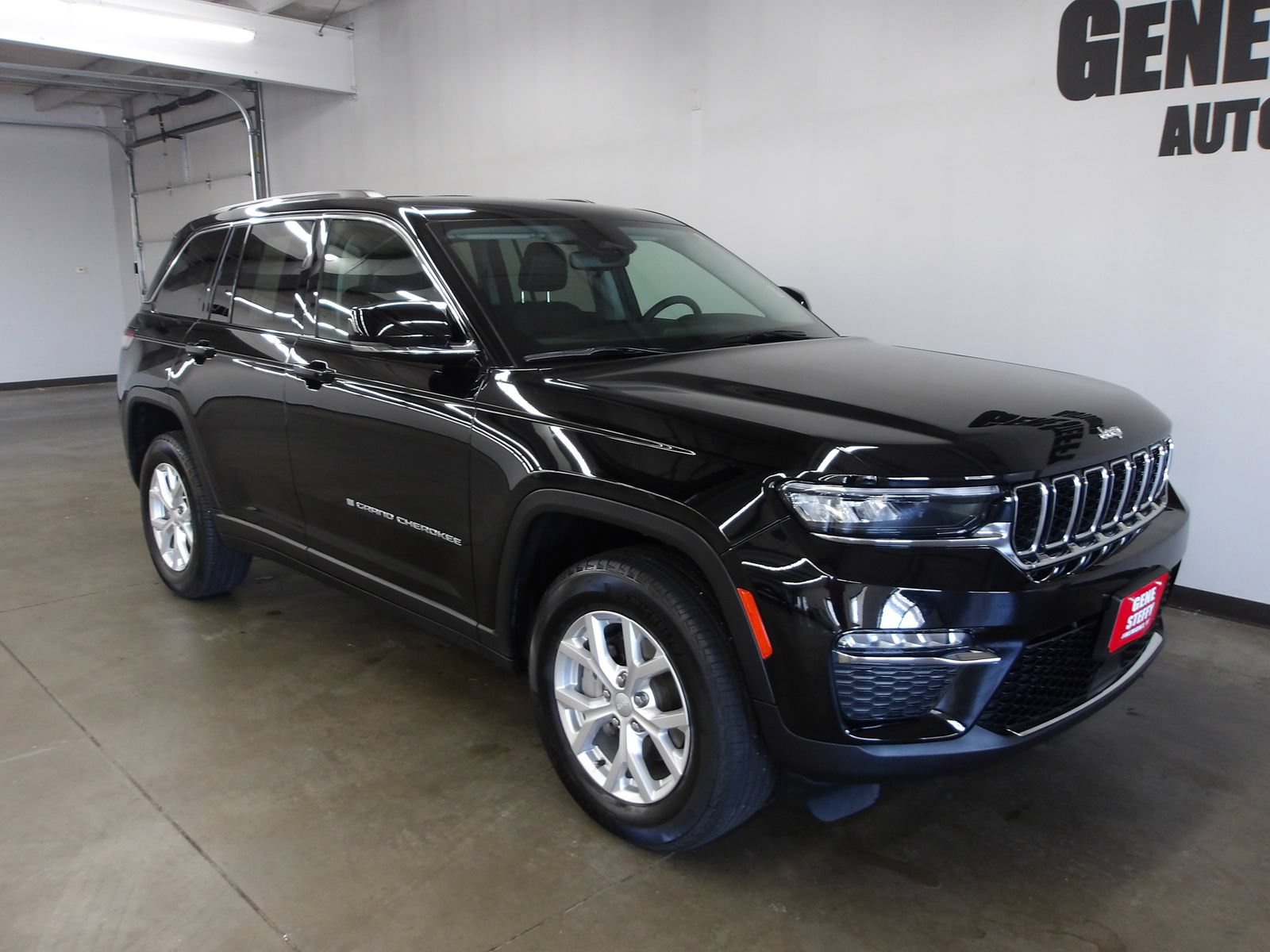 Used 2024 Jeep Grand Cherokee Limited AWD/4WD image 4