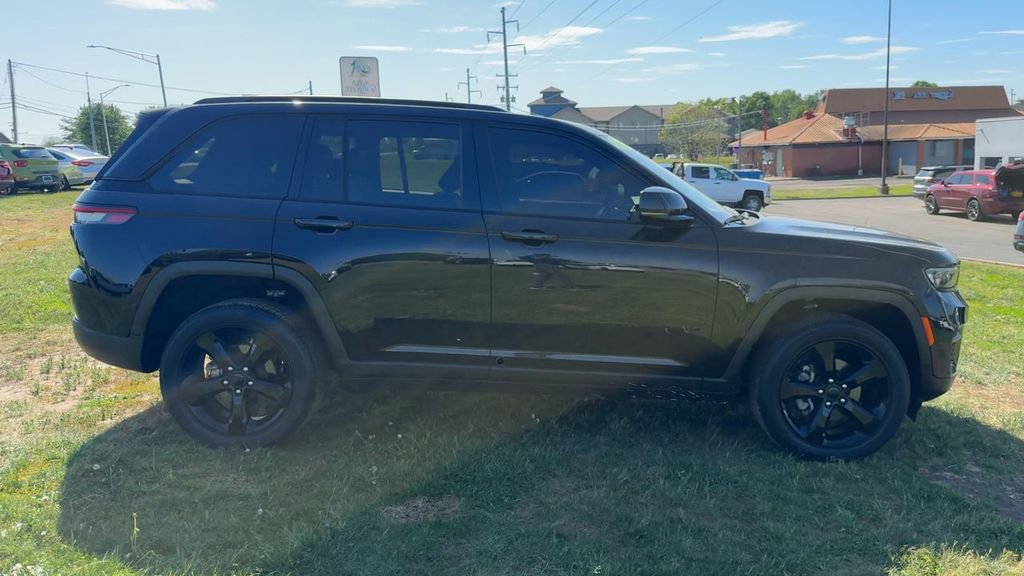 Used 2023 Jeep Grand Cherokee Altitude AWD/4WD image 8