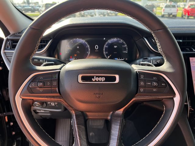 Used 2023 Jeep Grand Cherokee Limited w/ Black Appearance Package AWD/4WD image 13