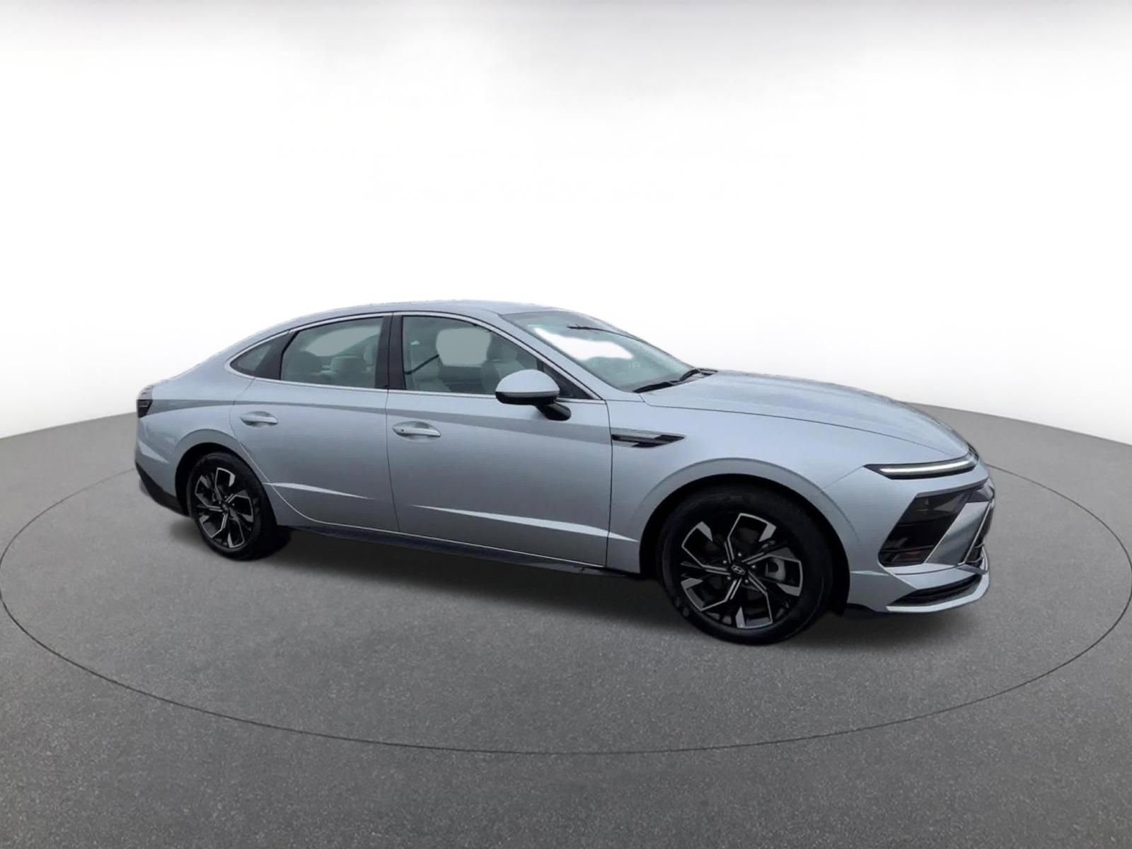 Used 2025 Hyundai Sonata SEL FWD image 2
