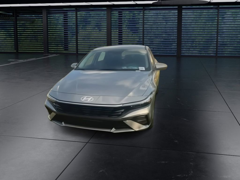 Used 2026 Hyundai Elantra SE image 3