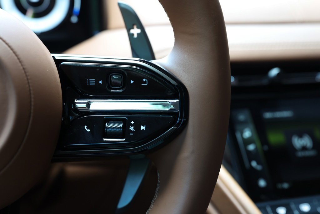 Used 2024 Aston Martin DB12 Convertible image 36