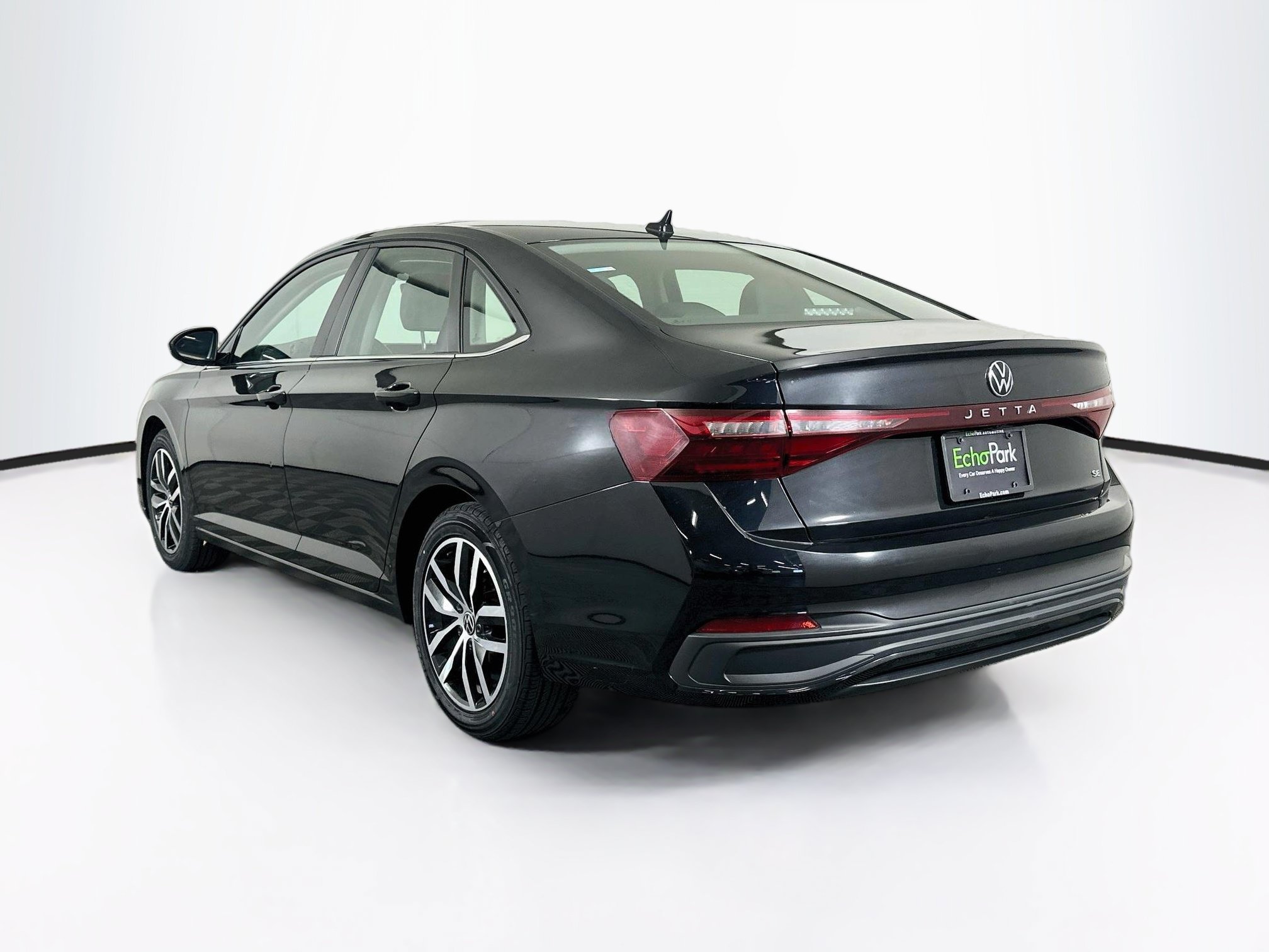 Used 2025 Volkswagen Jetta SE FWD image 5