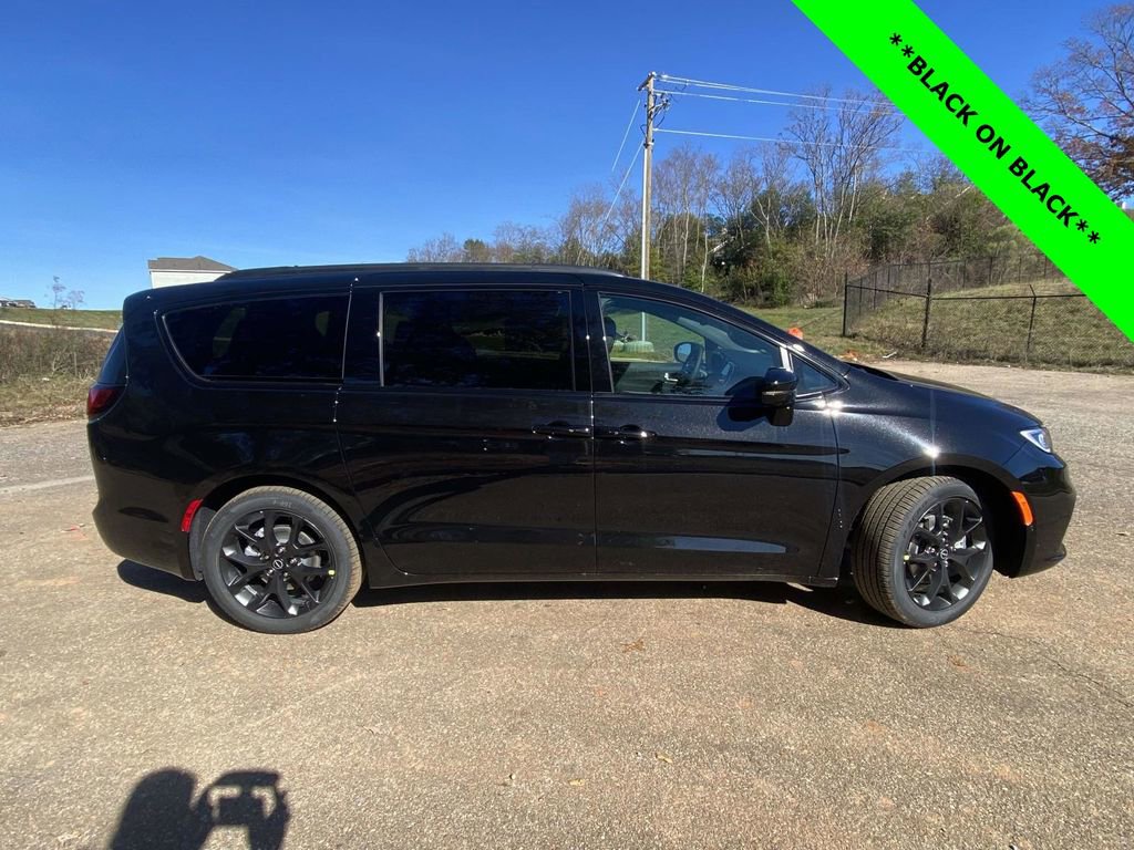 New 2026 Chrysler Pacifica Select w/ S Appearance Package image 36