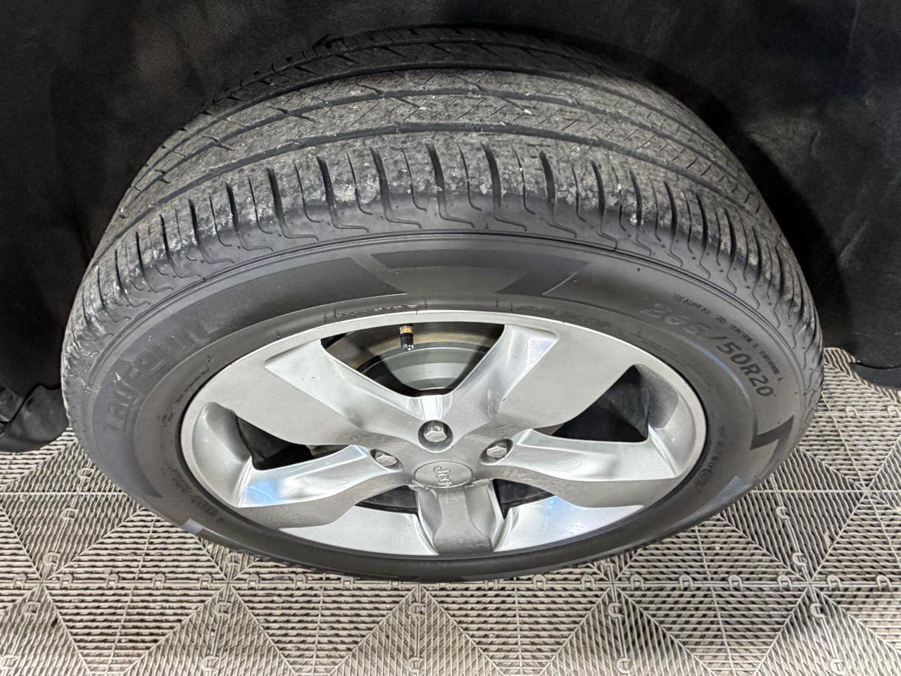 Used 2012 Jeep Grand Cherokee Overland AWD/4WD image 17