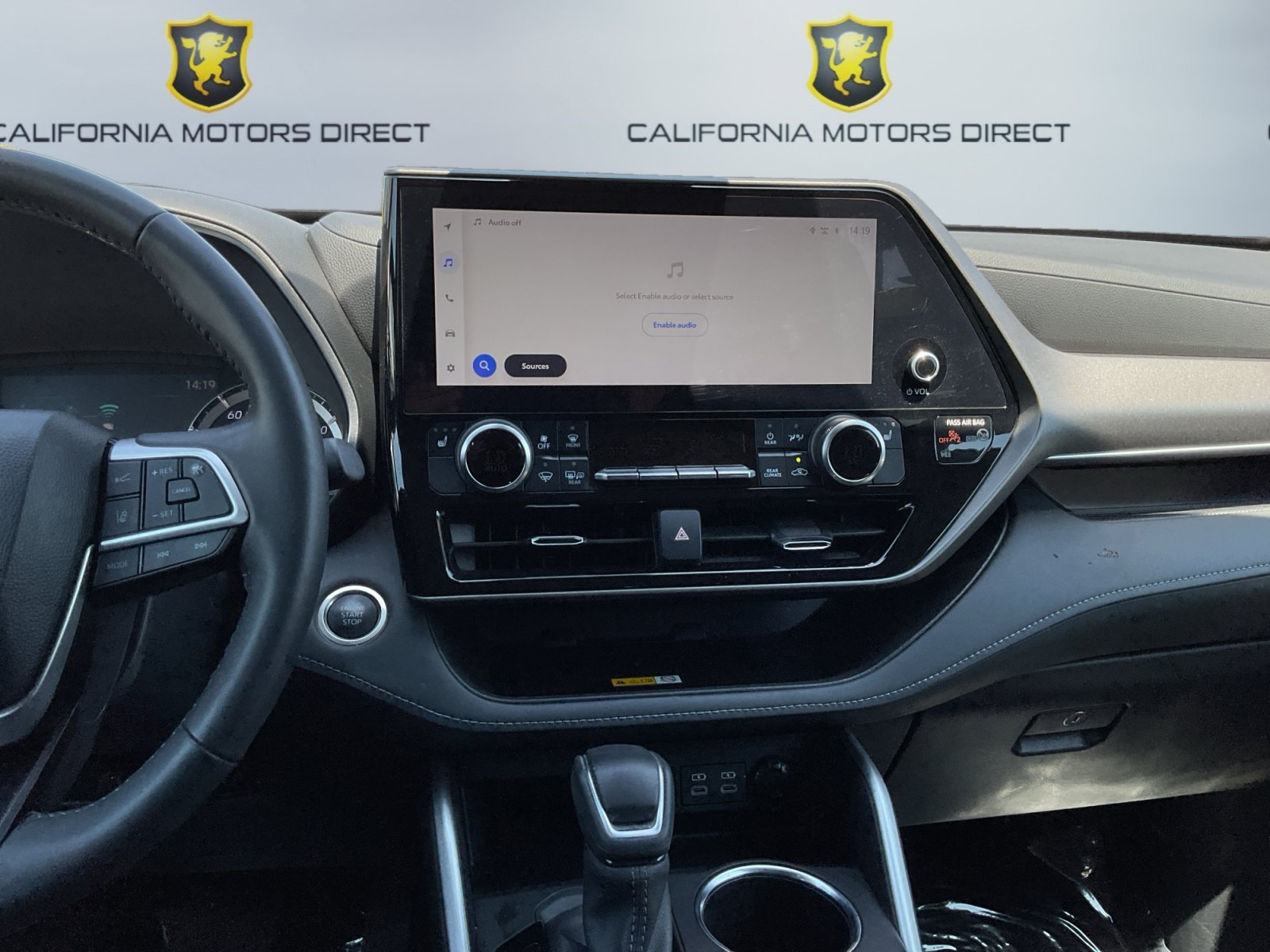 Used 2024 Toyota Highlander XLE FWD image 13