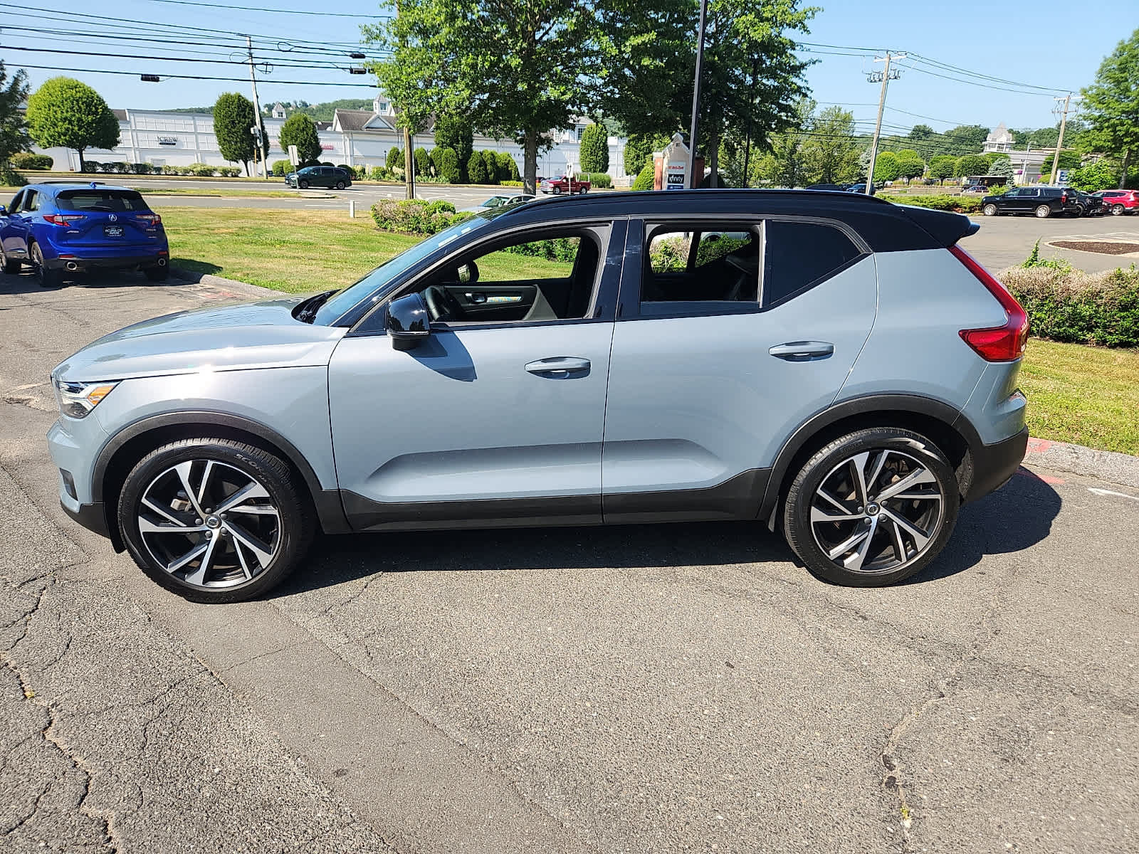 Used 2022 Volvo XC40 T5 R-Design w/ Climate Package AWD/4WD image 8
