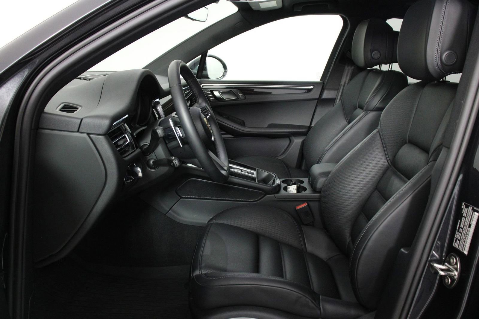 Certified 2025 Porsche Macan AWD/4WD image 5
