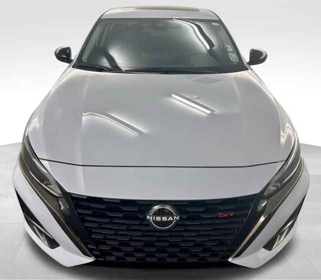 Used 2024 Nissan Altima 2.5 SR w/ SR Premium Package image 3