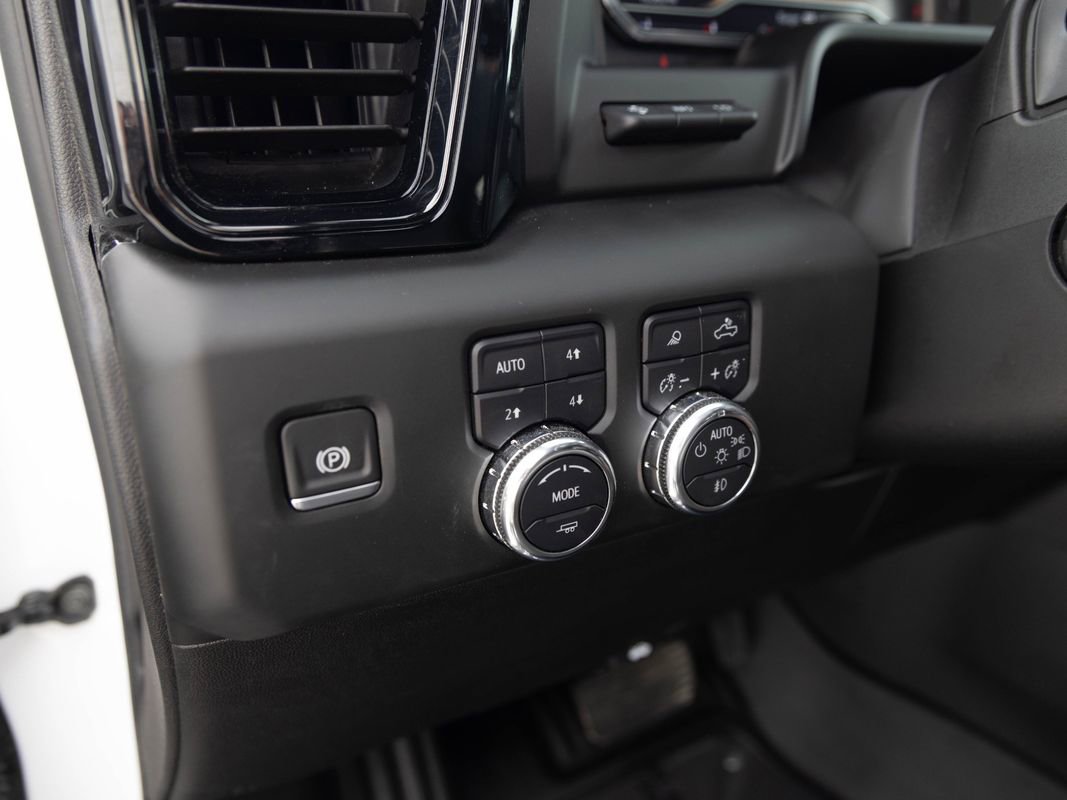 Used 2025 GMC Sierra 1500 AT4 w/ Technology Package AWD/4WD image 18