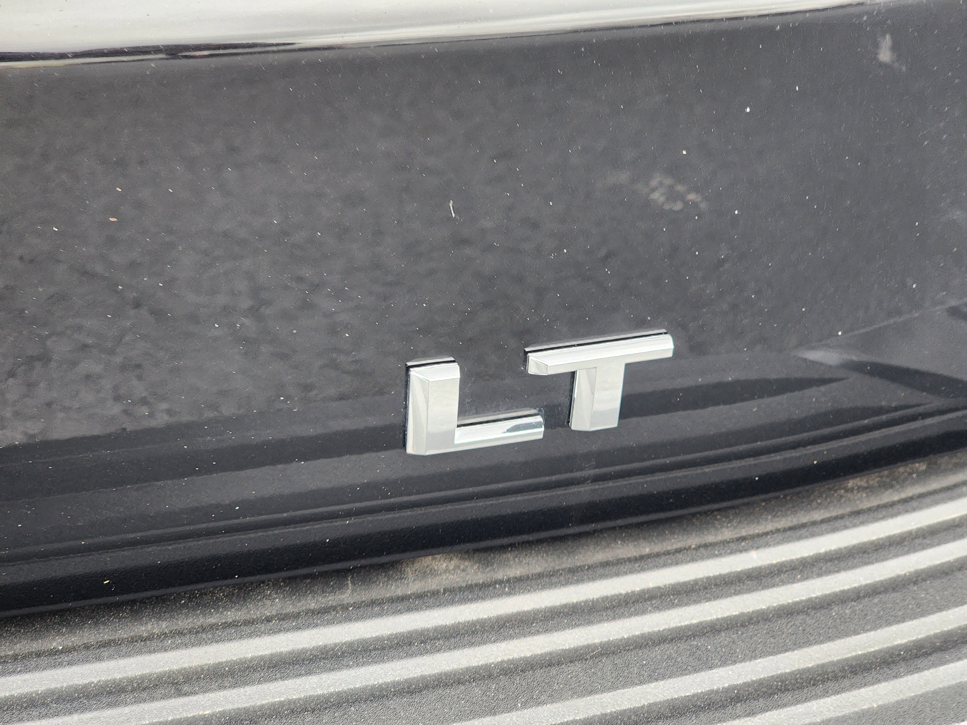 Used 2026 Chevrolet Suburban LT image 11