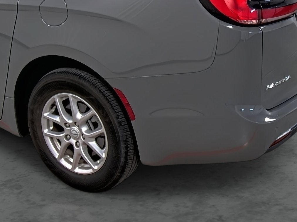 Used 2025 Chrysler Pacifica Select FWD image 9