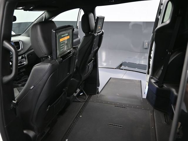 Used 2022 Chrysler Pacifica Touring-L w/ Uconnect Theater Family Group image 38